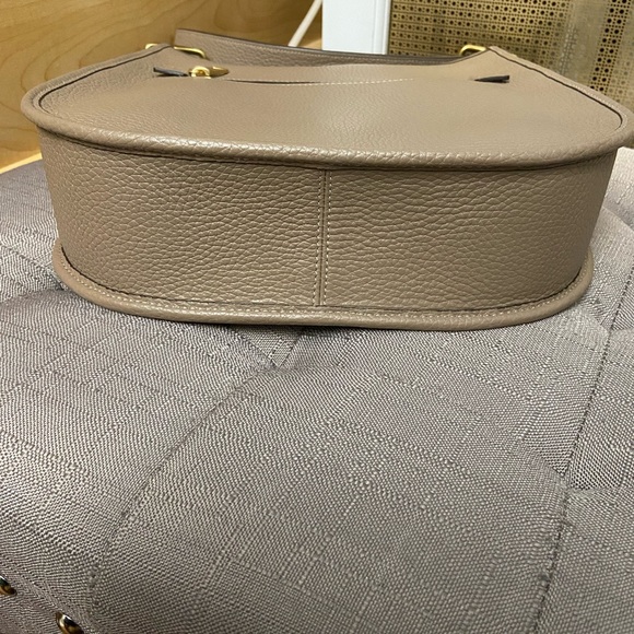 ❌SOLD❌COACH Emery Glovetanned Pebble Leather Crossbody in Elm - Picture 4 of 14
